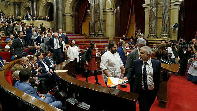 הישיבה ההיסטורית בפרלמנט הקטלאנית (צילום: AP) (צילום: AP)