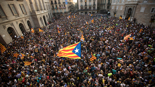 תומכי העצמאות חוגגים, אמש בברצלונה (צילום: AP) (צילום: AP)