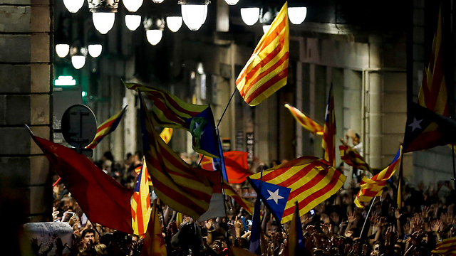 דגלי קטלוניה מונפים על-ידי ההמונים בברצלונה (צילום: AFP) (צילום: AFP)