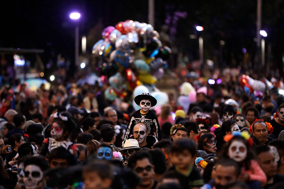 מצעד "קטרינס" (שלדים מהודרים) במקסיקו סיטי לקראת "יום המתים" (צילום: AP) (צילום: AP)