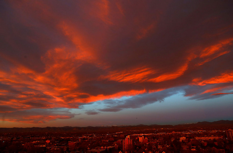 עננים אדמדמים בזריחה מעל דנבר, קולורדו (צילום: AP) (צילום: AP)