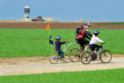 Израильская семья: папа с детьми на прогулке. Фото: ChameleonsEye shutterstock