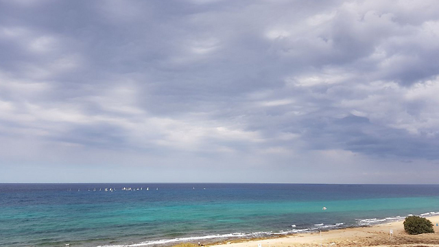ענני גשם מתקרבים לחוף נהריה (צילום: גיא גיבלי, טק מרין) (צילום: גיא גיבלי, טק מרין)