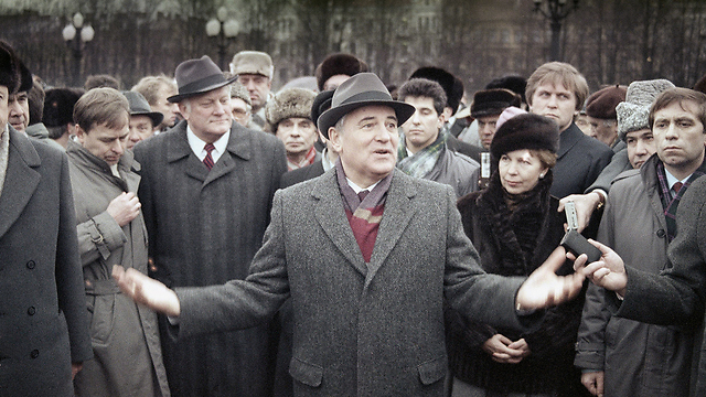 שליט בריה"מ מיכאיל גורב'צוב בווילנה, מנסה לשכנע את הליטאים לא לצאת לעצמאות, ינואר 1990 (צילום: AP) (צילום: AP)