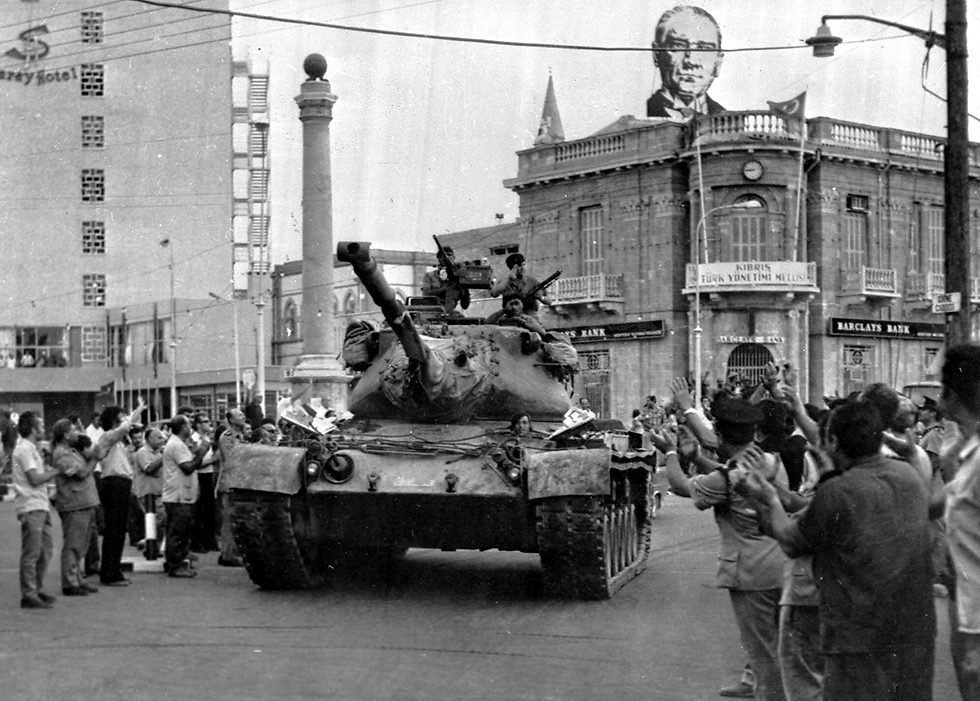 טנק טורקי בניקוסיה במהלך הפלישה לקפריסין ב-1974 (צילום: AP) (צילום: AP)