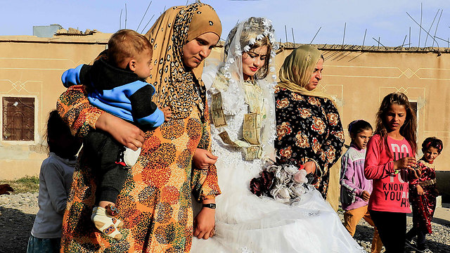 משפחתה של היבה מלווה אותה בחתונה (צילום: AFP) (צילום: AFP)