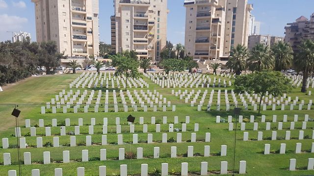 בית הקברות הצבאי כפי שנשקף מהמרכז להנצחת חיילי אנז"ק (צילום: עיריית באר שבע) (צילום: עיריית באר שבע)