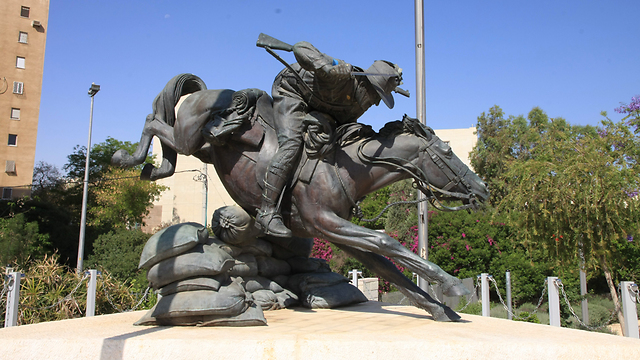 פסל בפארק החייל האוסטרלי (צילום: ארכיון הצילומים של קק"ל) (צילום: ארכיון הצילומים של קק