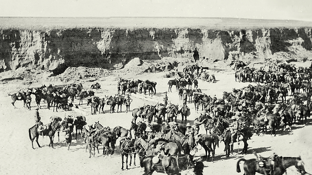 סוסים ופרשים למרגלות תל גמה (צילום: ארכיון המלחמה האוסטרלי, באדיבות קק"ל) (צילום: ארכיון המלחמה האוסטרלי, באדיבות קק