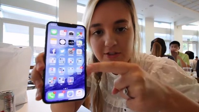 הבת מציגה את האייפון X החדש למצלמה (צילום מסך) (צילום מסך)