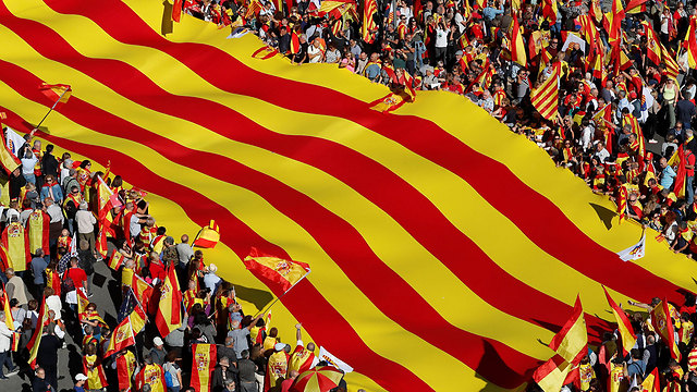 גינויים בגרמניה וצרפת. מפגינים בברצלונה למען עצמאות קטלוניה (צילום: רויטרס) (צילום: רויטרס)