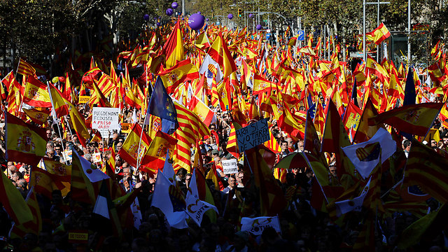 מפגינים נגד עצמאות קטלוניה בברצלונה (צילום: AP) (צילום: AP)