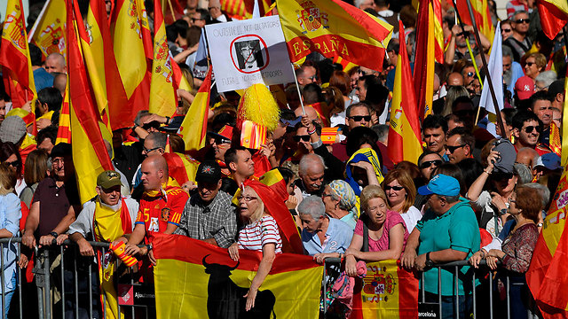 הפגנה בברצלונה נגד עצמאות קטלוניה (צילום: AFP) (צילום: AFP)