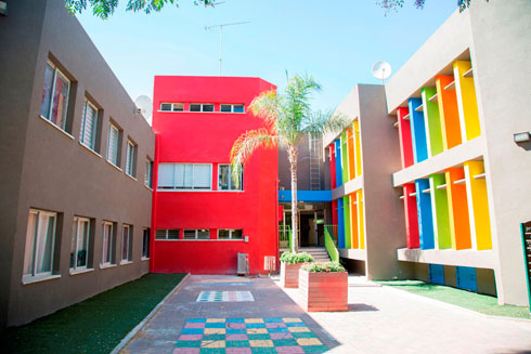 בית ספר היובל ברעננה. כמו בתי הספר שבהם למדו בעשורים הקודמים - בתוספת פילטר צבע בועט (צילום: אלי בוחבוט)
