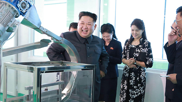 קים ורעייתו בהופעה פומבית נדירה בביקור במפעל קוסמטיקה בפיונגיאנג (צילום: AFP) (צילום: AFP)