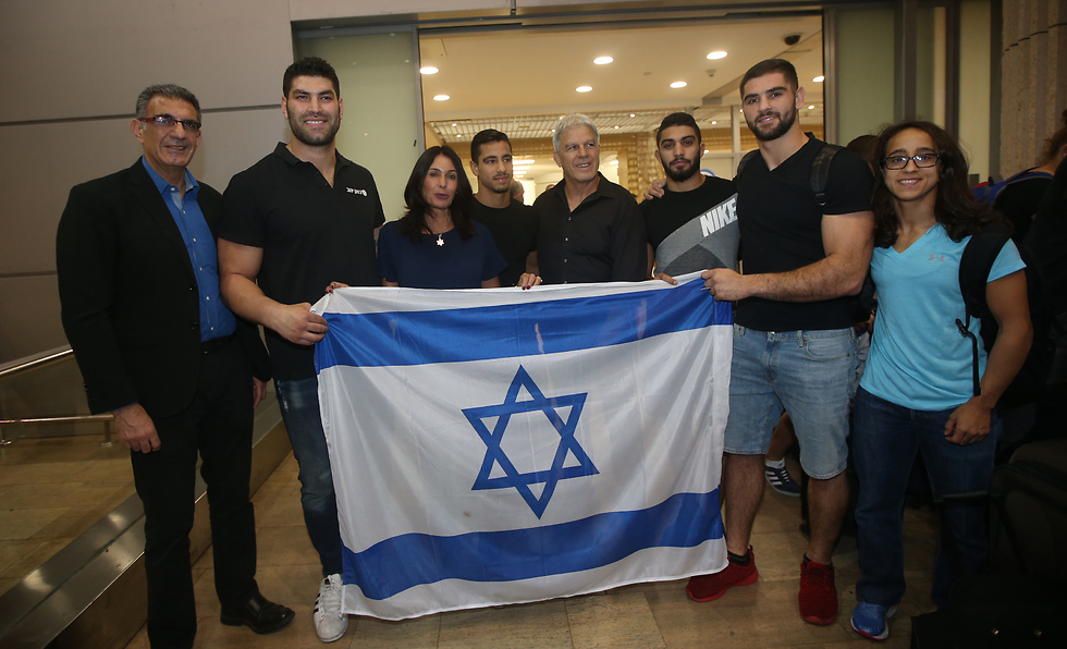 Israel's national judo team met Minister Regev at Ben Gurion to sing the Israeli anthem together (צילום: אורן אהרוני)