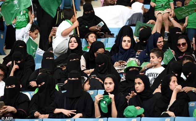 לראשונה יוכלו להגיע לאירועי ספורט באצטדיונים. נשים באירוע ציבורי בסעודיה, ארכיון (צילום: AFP) (צילום: AFP)