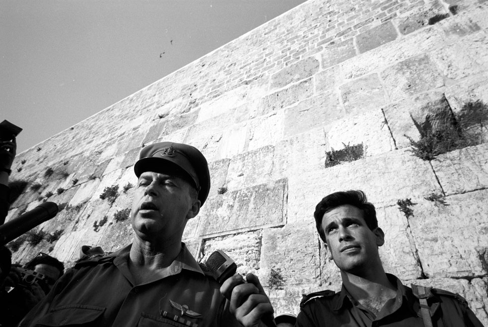 יוני 1967: הרמטכ"ל ליד הכותל המערבי בירושלים אחרי כיבוש העיר העתיקה במלחמת ששת הימים (צילום: דוד רובינגר)