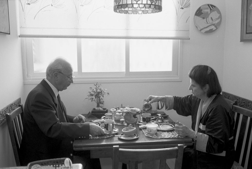מאי 1994: לאה ויצחק רבין אוכלים ארוחת בוקר בביתם בתל אביב (צילום: דוד רובינגר)