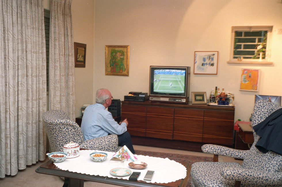 אותו משחק, אותו ערב, אותו מקום. כך נראה הסלון בדירה הפרטית של ראש הממשלה (צילום: דוד רובינגר)