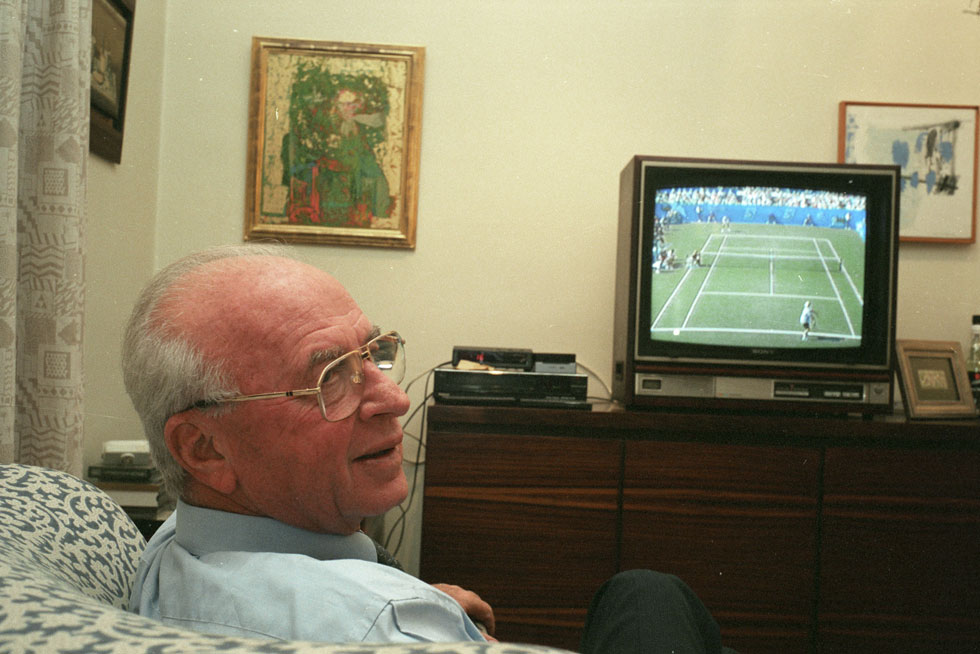 ספטמבר 1995: ראש הממשלה צופה במשחק טניס בסלון ביתו שבנווה אביבים בתל אביב (צילום: דוד רובינגר)