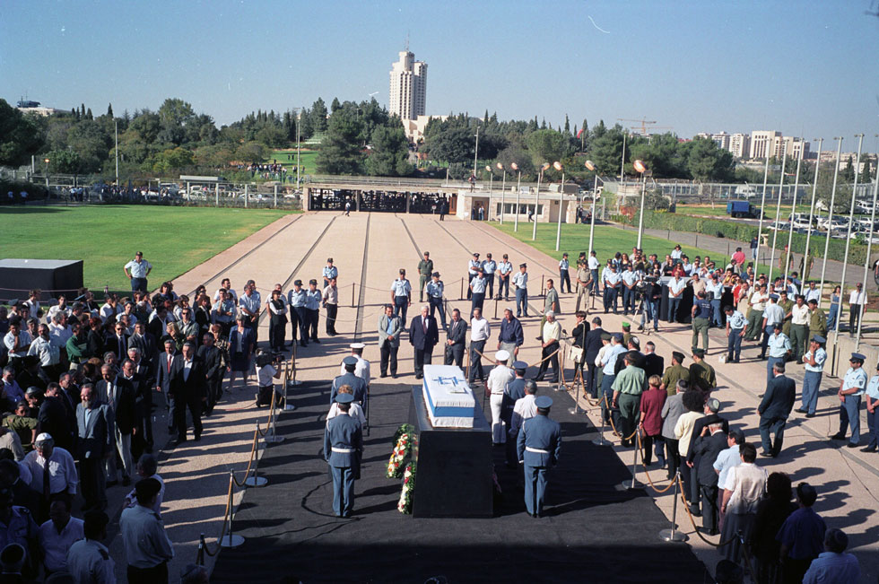 נובמבר 1995: ארונו של ראש הממשלה מוצב ברחבת הכנסת (צילום: דוד רובינגר)