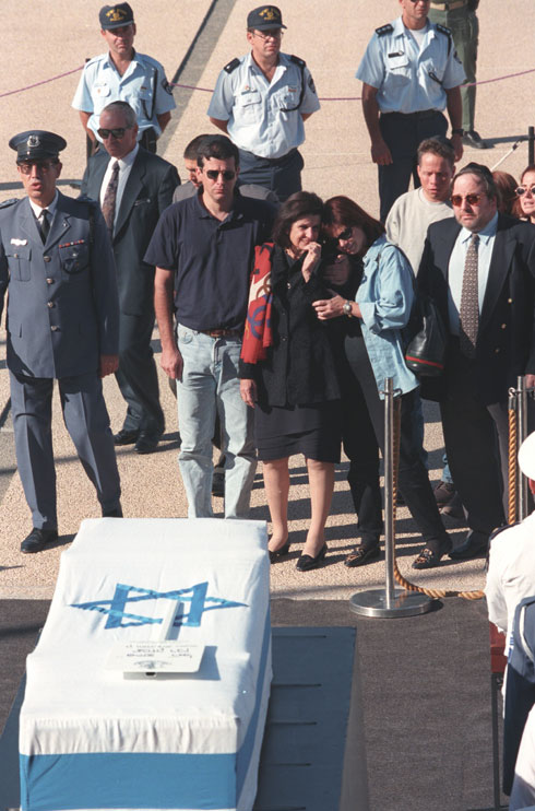 נובמבר 1995: האלמנה לאה, הבת דליה והבן יובל ליד הארון ברחבת הכנסת (צילום: דוד רובינגר)