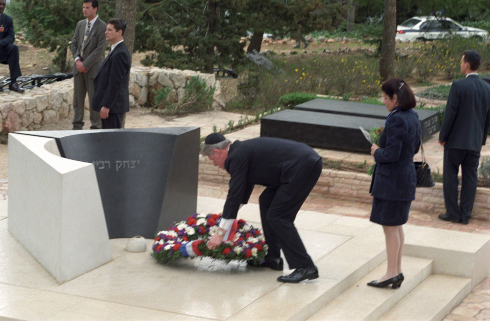 מארס 1996: לאה רבין ונשיא ארצות הברית ביל קלינטון עולים לקבר בהר הרצל (צילום: דוד רובינגר)