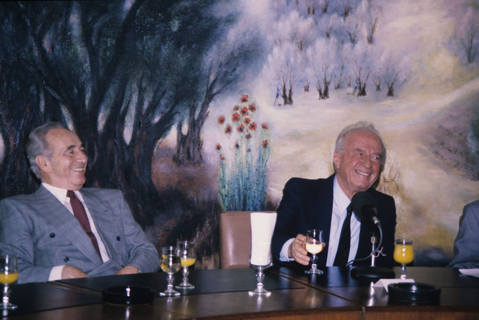 יולי 1992: ראש הממשלה רבין ושר החוץ שמעון פרס בהצגת הממשלה החדשה בכנסת (צילום: דוד רובינגר)