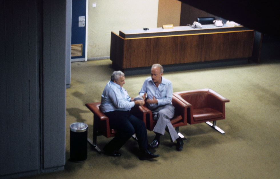 ספטמבר 1984: רבין, ח"כ מהשורה, מדבר עם השר אריאל שרון בכנסת (צילום: דוד רובינגר)
