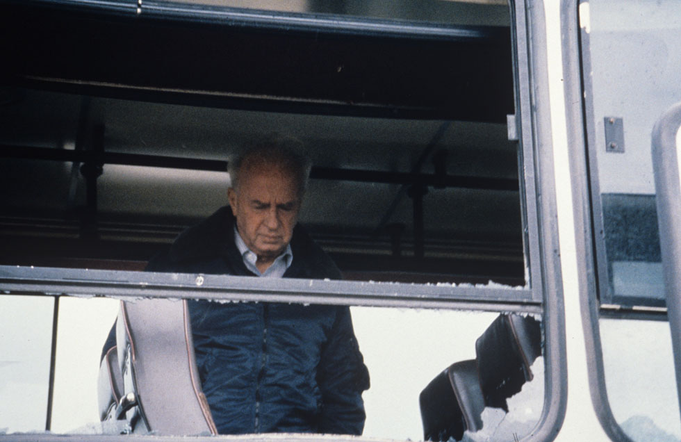 מארס 1988: שר הביטחון ב"אוטובוס האמהות", שהוביל עובדים, בעיקר נשים, לקריה למחקר גרעיני בדימונה; שלושה מנוסעיו נהרגו על ידי מחבלים שהשתלטו עליו (צילום: דוד רובינגר)