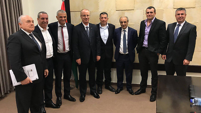 Finance Minister Kahlon met with Palestinian PM Hamdallah despite the Israeli gov't's decision to halt negotiations