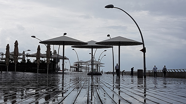 נמל תל אביב במראה הרטוב. הגשם מגיע (צילום: שירז פשינסקי) (צילום: שירז פשינסקי)