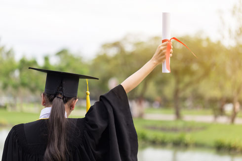 לא חייבים ללמוד תואר אקדמאי כדי לעשות הסבה מקצועית (צילום: Shutterstock)