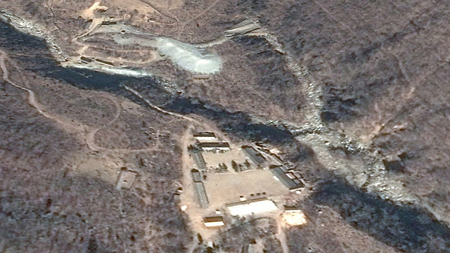 האתר עבר שישה ניסויים גרעיניים ומומחים הזהירו מפני קריסת חלקים בו. פונגיה-רי ()