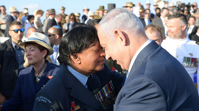 Netanyahu receives a Maori kiss (Photo: Amos Ben Gershom)