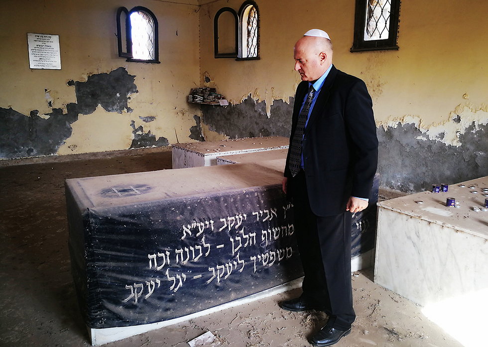 גוברין לצד קבר הרבי אבוחצירא (צילום: שגרירות ישראל בקהיר) (צילום: שגרירות ישראל בקהיר)