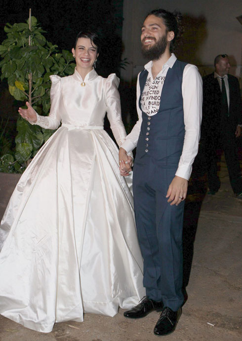 בחתונה עם יוסי מזרחי, בשמלה שעיצבו גדי אלימלך ו-ויוי בלאיש (צילום: ראובן שניידר)