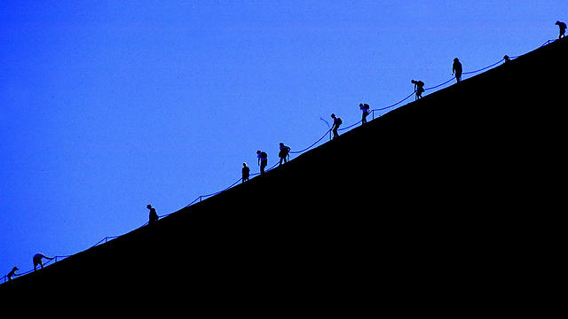 מטפסים על הסלע (צילום: רויטרס) (צילום: רויטרס)