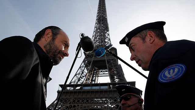 ראש ממשלת צרפת אדואר פיליפ מבקר את השוטרים שמאבטחים את מגדל אייפל בפריז (צילום: רויטרס) (צילום: רויטרס)