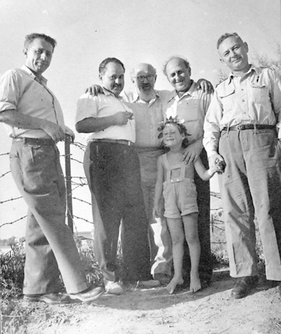 Ицхак Саде с поэтом Натаном Альтерманом, бывшим начальником штаба "Хаганы" Моше Сне и с маленьким сыном Йорамом
