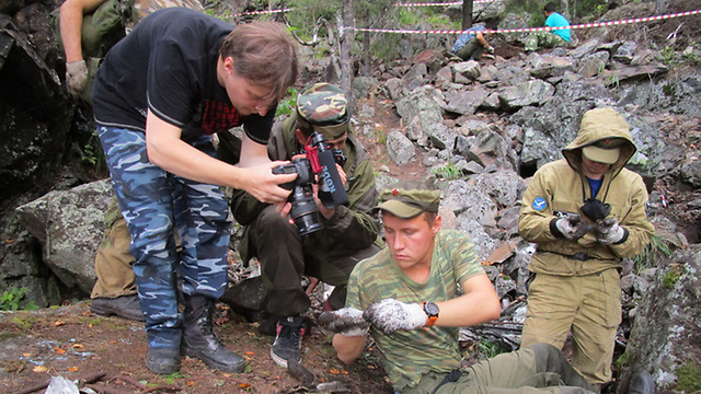 משלחת החיפוש הרוסית בוחנת את השרידים שמצאה בהרי אורל  (צילום: באדיבות עמותת סוקול) (צילום: באדיבות עמותת סוקול)