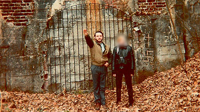 ווילשאו מחוץ לדירתו של היטלר בגרמניה ב-1985 ()