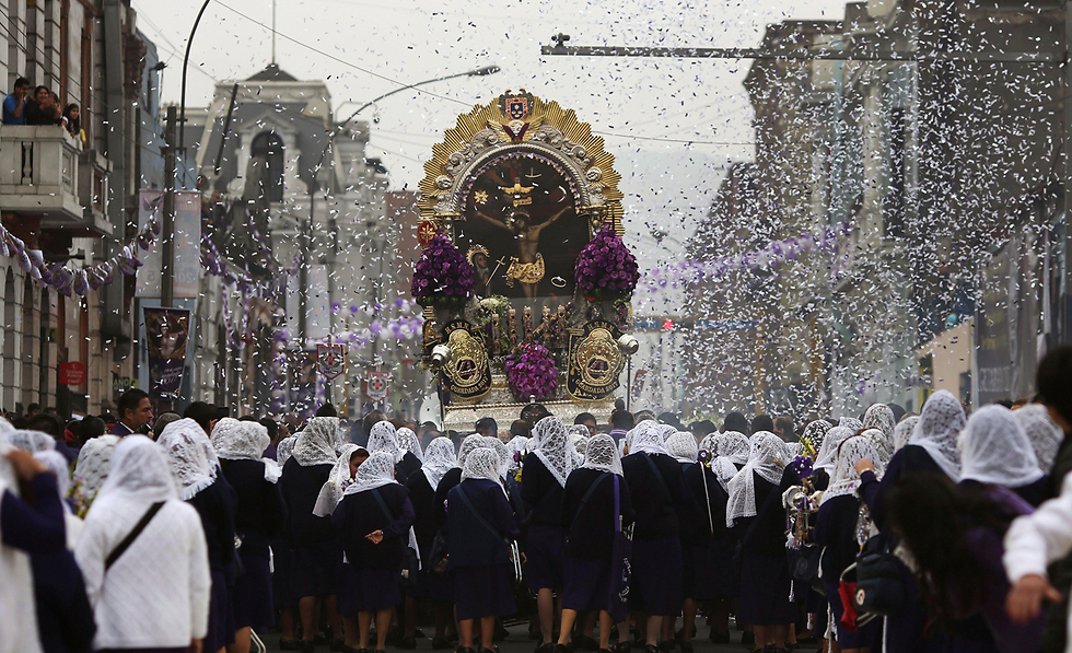 כמדי שנה ערכו בלימה, בירת פרו, את צעדת "אדון הנסים" הנוצרית שבמהלכה התפללו המאמינים לאל ולשליחו ישו וביקשו הגנה מפני מחלות ורעידות אדמה (צילום: AP) (צילום: AP)