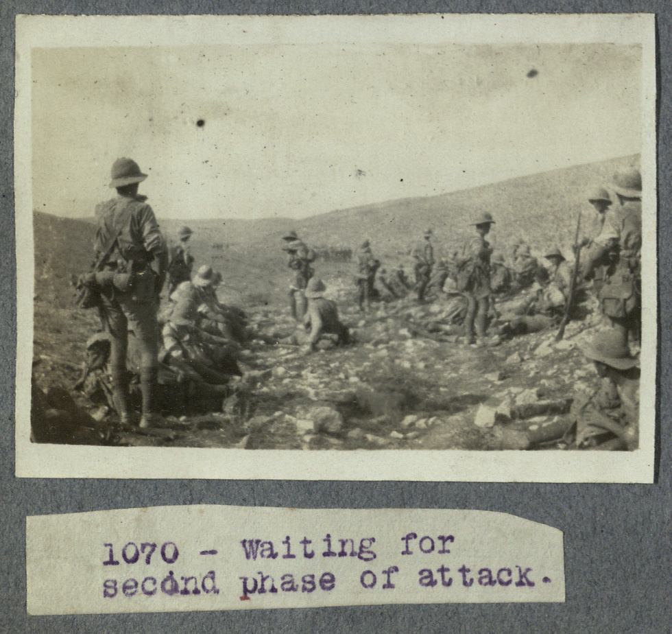 חיילים מחכים לפני התקיפה (צילום: הספרייה הלאומית) (צילום: הספרייה הלאומית)