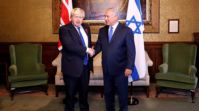 ראש הממשלה עם שר החוץ הבריטי, בוריס ג'ונסון (צילום: AP) (צילום: AP)