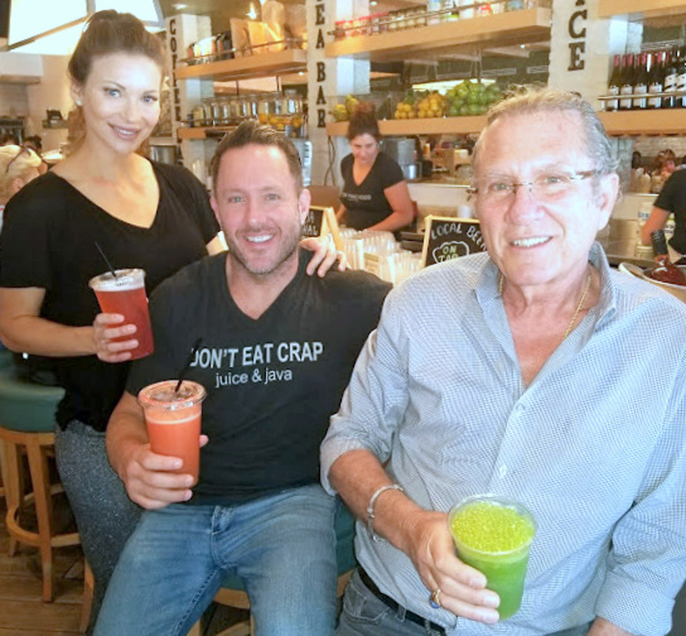 מייקל ורעייתו לינה עם אביו שון לוסטיגמן, במסעדתם Juice & java ()