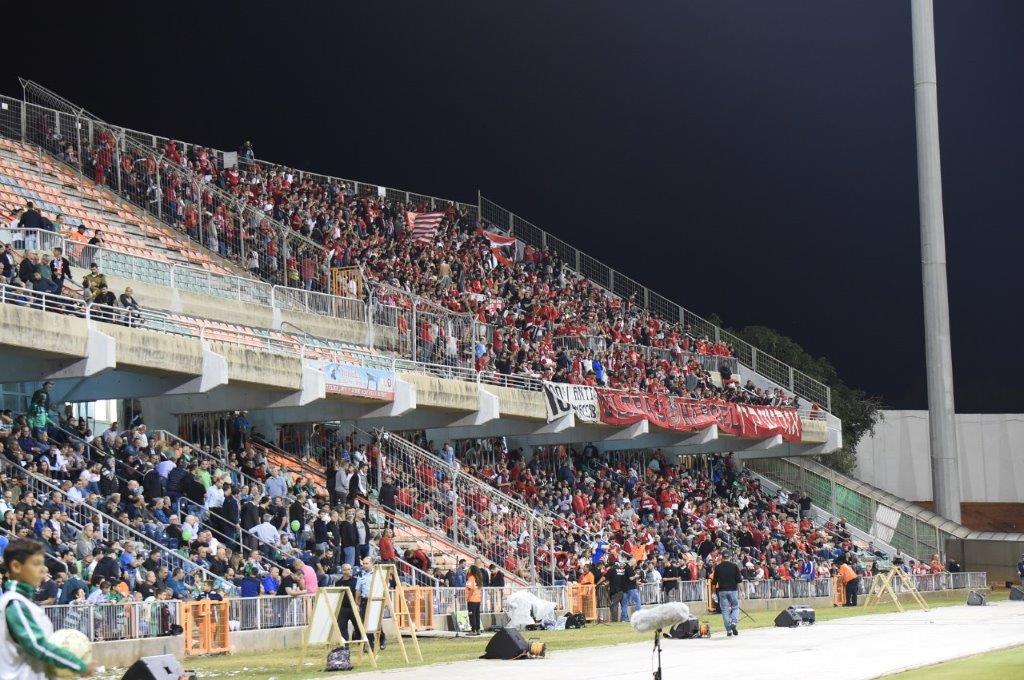 האוהדים האדומים באצטדיון לויטה (צילום: יאיר שגיא) (צילום: יאיר שגיא)