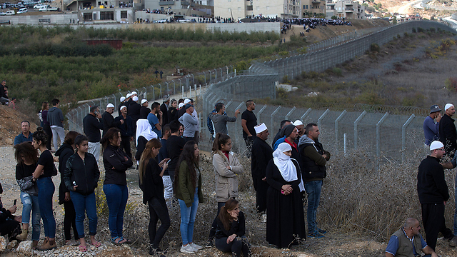 מתקהלים בגבול (צילום: EPA) (צילום: EPA)