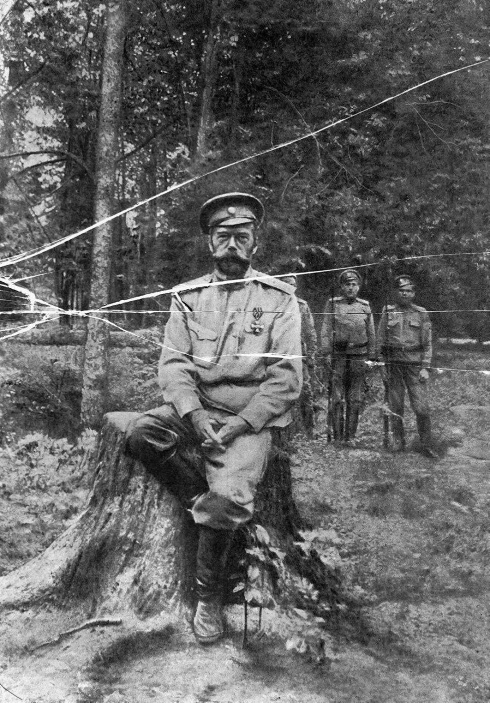 הצאר ניקולאי השני בשבי החיילים הבולשביקים (צילום: AP) (צילום: AP)